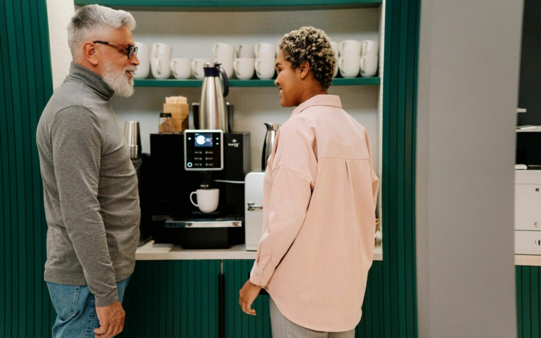 Deux collègues discutent près de la machine à café, un échange sur les idées reçues en éducation