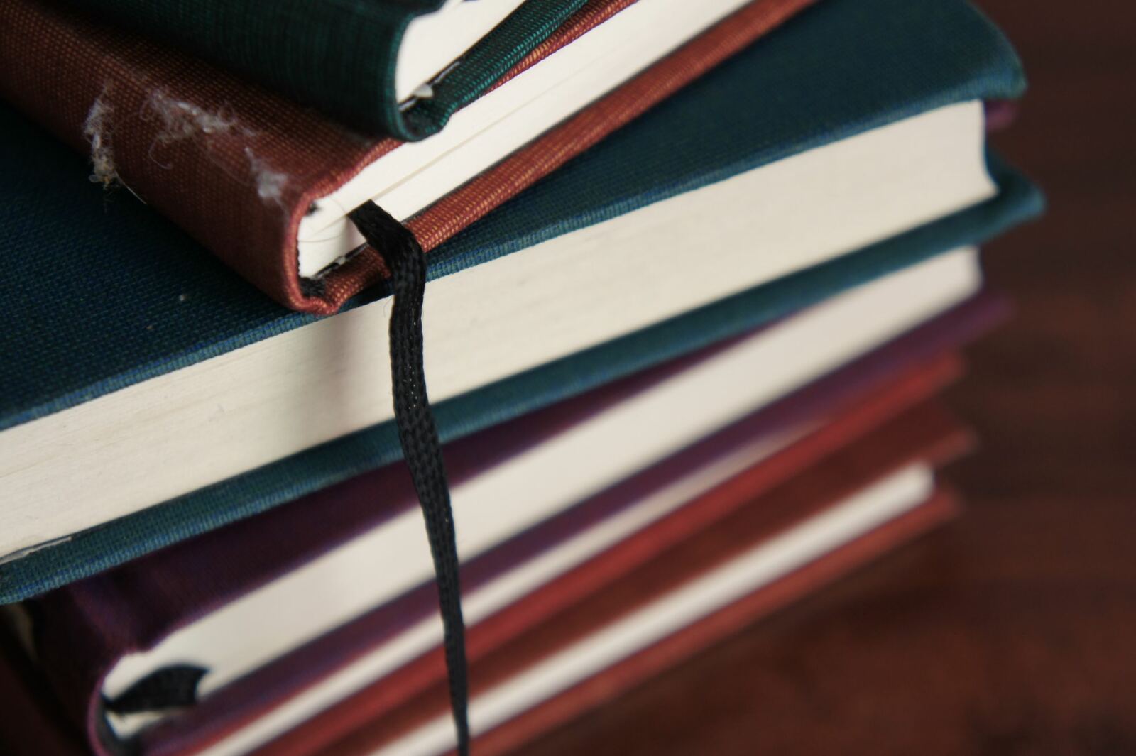 Pile de livres reliés, pour se former à partir de connaissances fiables
